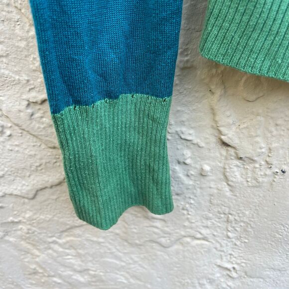 Sweater woman’s with heart stripped pattern and slightly cropped style sz M - Picture 4 of 6